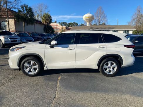 Used 2020 Toyota Highlander LE image 3