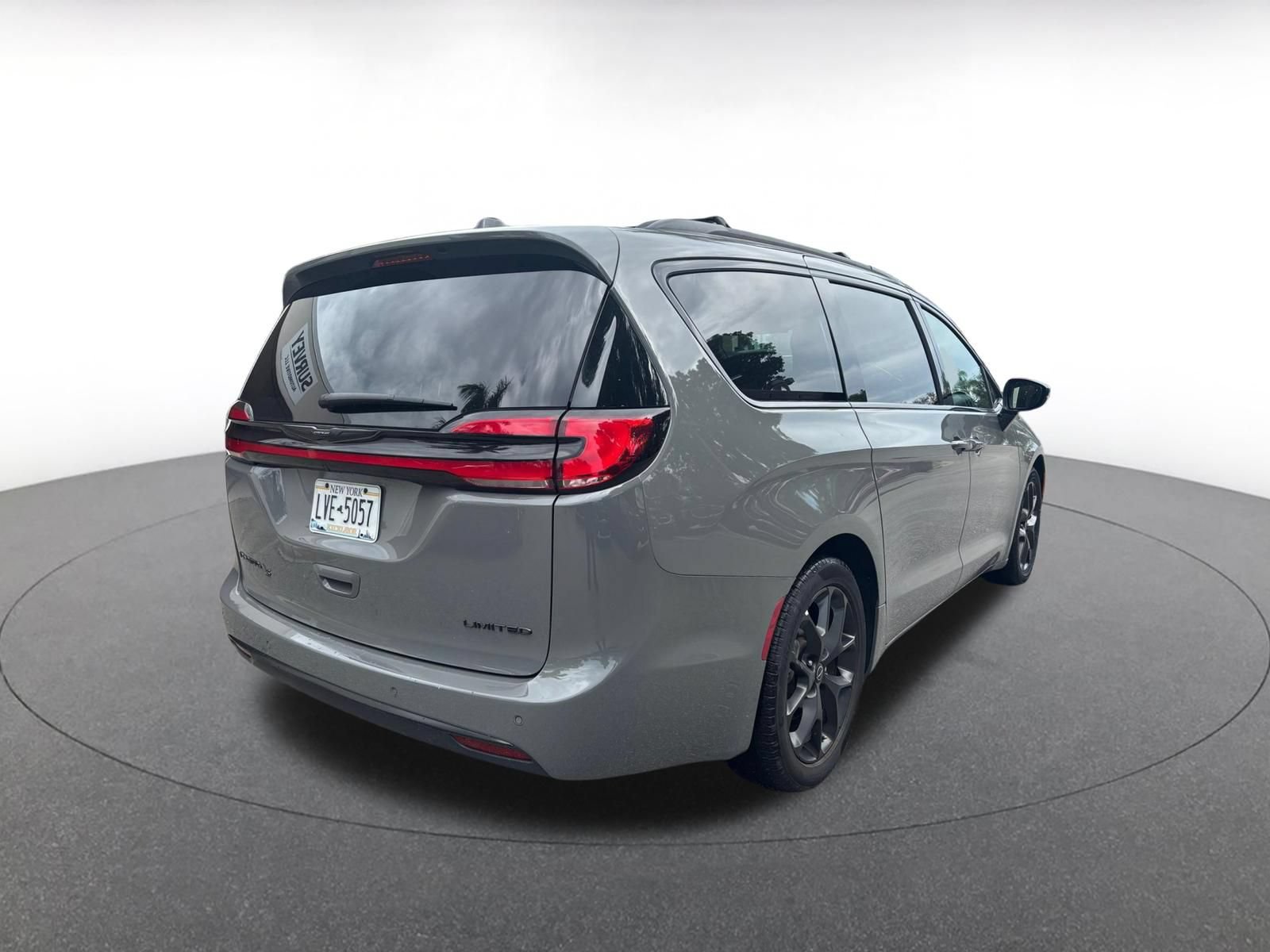 Used 2025 Chrysler Pacifica Limited FWD image 22
