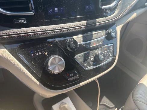 Used 2017 Chrysler Pacifica Limited w/ UConnect Theater Package FWD image 52