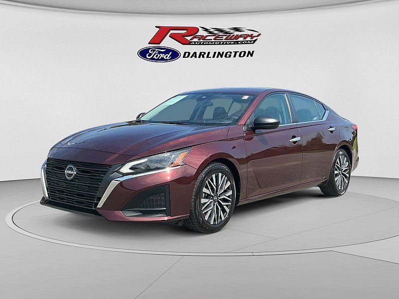Used 2025 Nissan Altima 2.5 SV FWD image 1