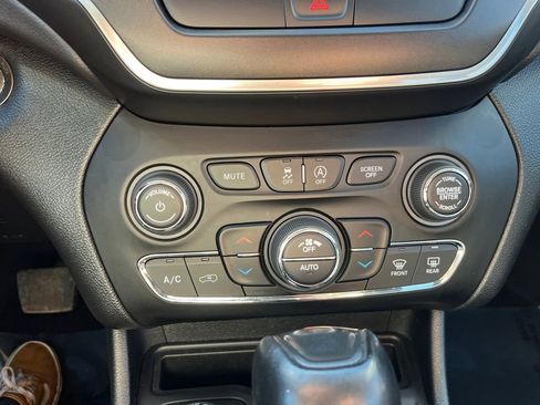 Used 2022 Jeep Cherokee Trailhawk w/ Trailer Tow Group image 13