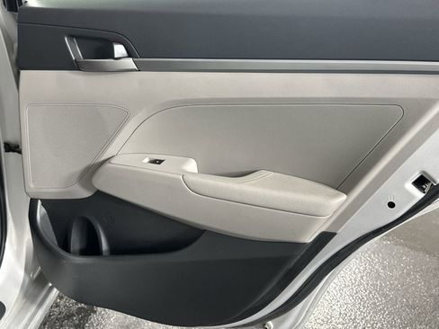 Used 2017 Hyundai Elantra SE image 32