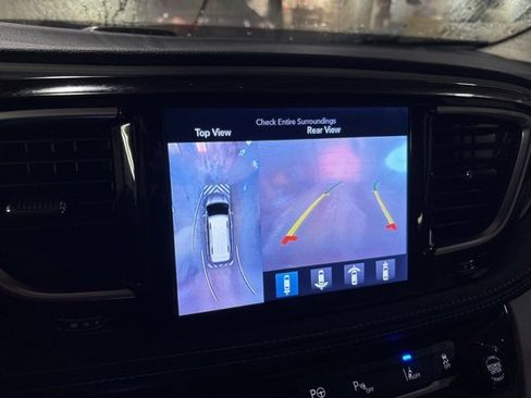 Used 2017 Chrysler Pacifica Platinum image 12