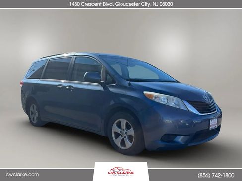 Used 2014 Toyota Sienna LE image 3