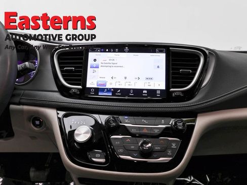 Used 2023 Chrysler Pacifica Touring-L FWD image 12