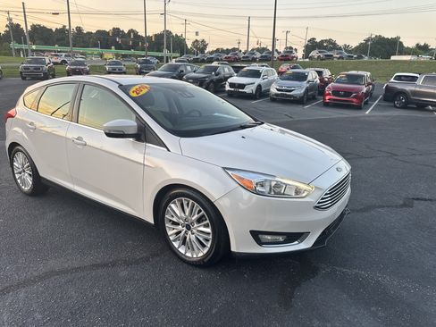 Used 2018 Ford Focus Titanium w/ Titanium Technology Package FWD image 9