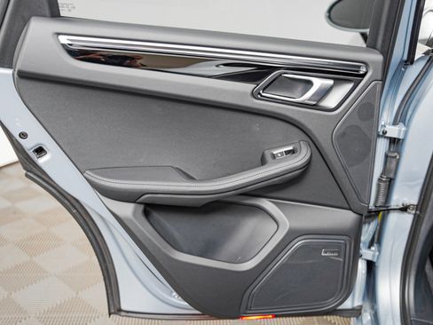Certified 2025 Porsche Macan AWD/4WD image 27