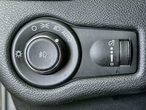 Used 2019 Jeep Cherokee Latitude w/ Popular Appearance Group FWD image 16