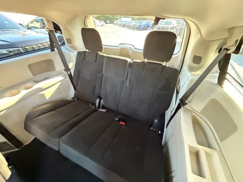 Used 2019 Dodge Grand Caravan SE w/ UConnect Hands-Free Group image 15