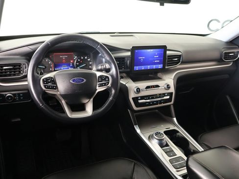 Used 2020 Ford Explorer XLT w/ Equipment Group 202A RWD image 2