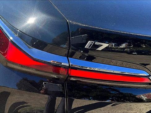 New 2025 BMW i7 xDrive60 w/ Premium Package image 12