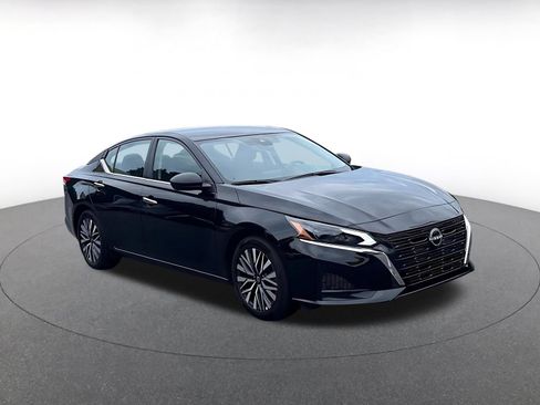 Used 2025 Nissan Altima 2.5 SV FWD image 8