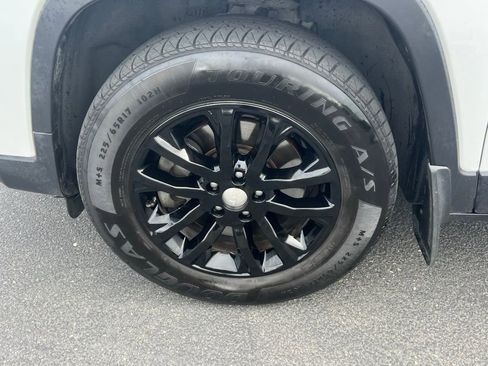 Used 2019 Jeep Cherokee Latitude w/ Popular Appearance Group AWD/4WD image 12