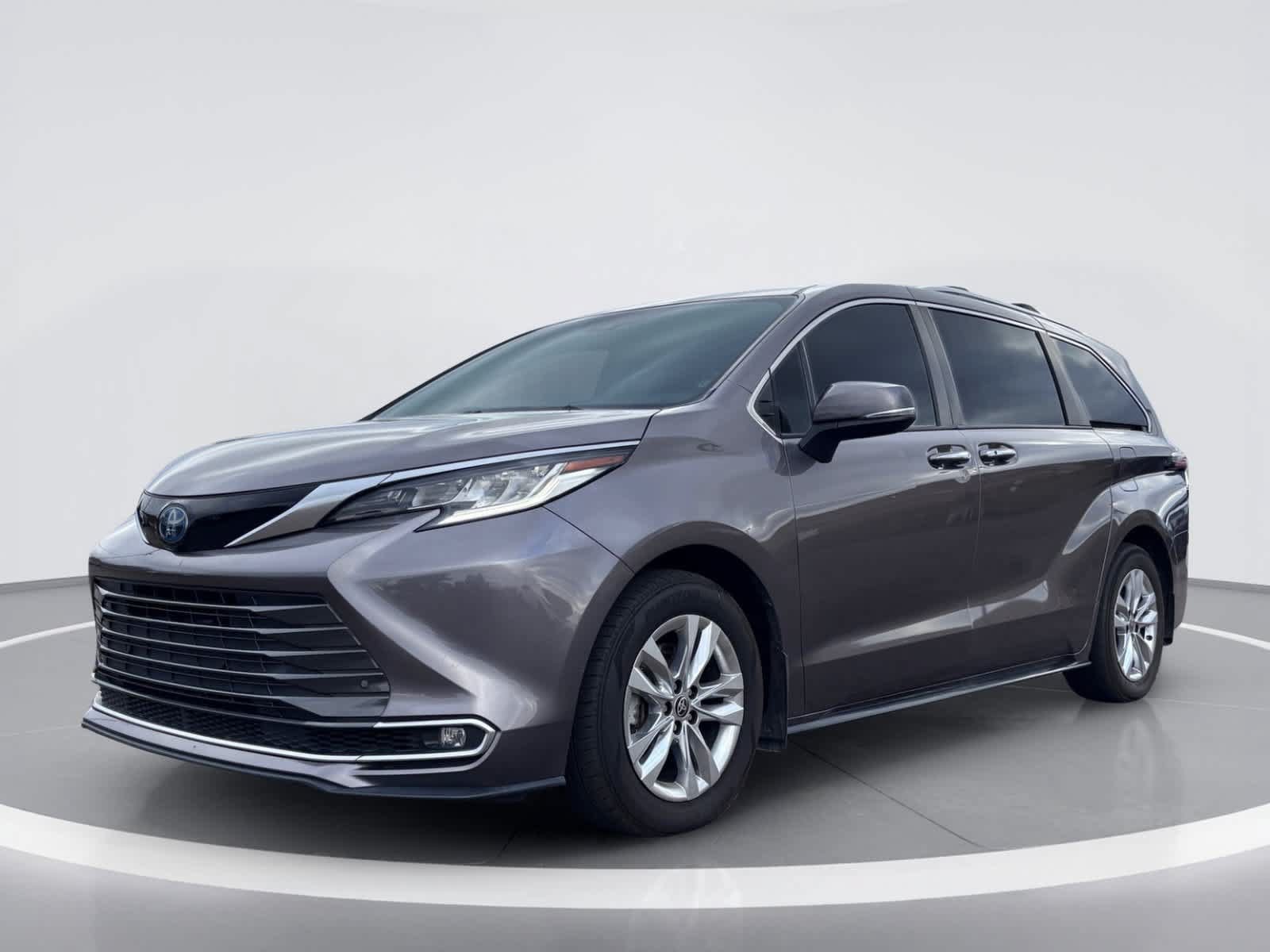 Used 2022 Toyota Sienna Limited FWD image 2