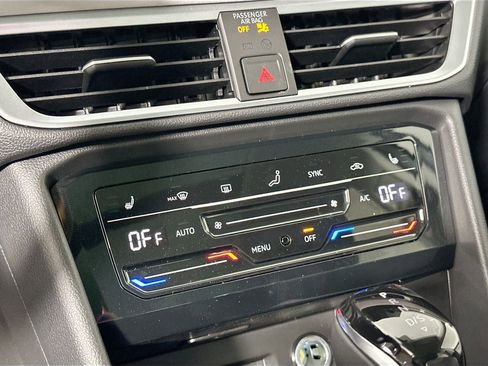 Certified 2025 Volkswagen Taos SE image 11