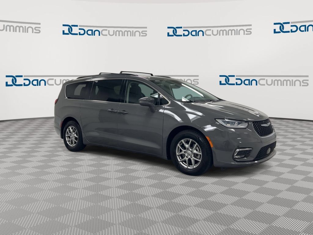 Used 2021 Chrysler Pacifica Touring w/ Uconnect Theater Family Group FWD image 2