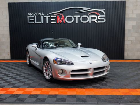 Used 2004 Dodge Viper SRT-10 image 2