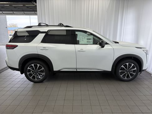 New 2026 Nissan Pathfinder Platinum FWD image 4