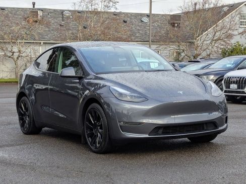 Used 2022 Tesla Model Y Long Range image 7