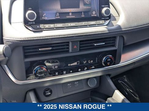 Used 2025 Nissan Rogue SV FWD image 17