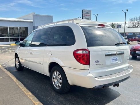 Used 2006 Chrysler Town & Country Touring image 6