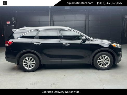 Used 2016 Kia Sorento LX Sport Utility 4D w/ LX Convenience Package image 7