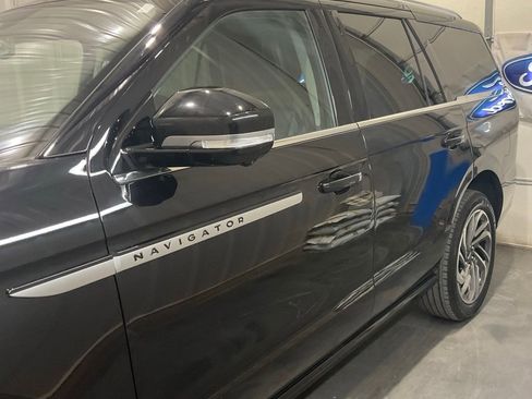 Used 2025 Lincoln Navigator Reserve AWD/4WD image 4