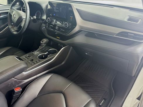 Certified 2023 Toyota Highlander XLE image 31