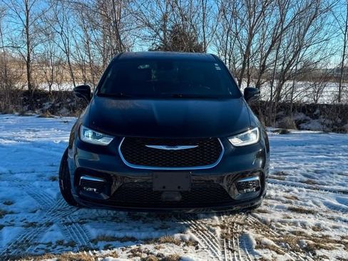 Used 2025 Chrysler Pacifica Select image 8