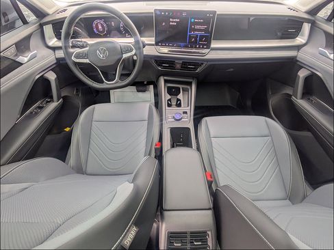 Used 2026 Volkswagen Tiguan SE FWD image 15