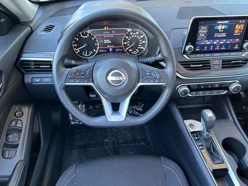 Used 2025 Nissan Altima 2.5 SV FWD image 15