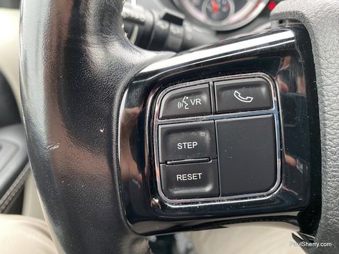 Used 2019 Dodge Grand Caravan SXT FWD image 31