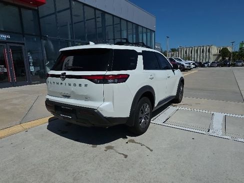 Used 2024 Nissan Pathfinder SV w/ SV Premium Package FWD image 4