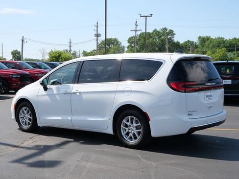 Used 2023 Chrysler Pacifica Touring-L FWD image 3
