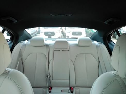 Used 2025 Genesis G70 2.5T image 35