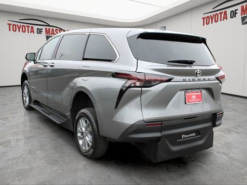 Used 2026 Toyota Sienna LE image 3