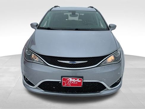 Used 2018 Chrysler Pacifica Touring-L Plus image 2