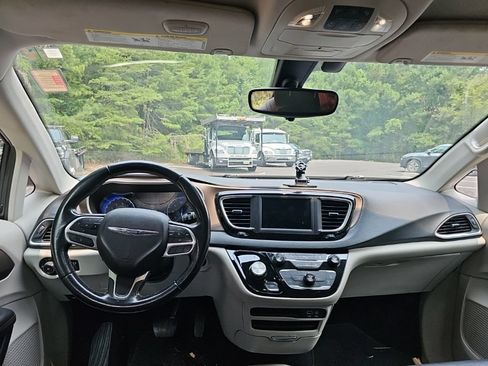 Used 2018 Chrysler Pacifica Touring-L FWD image 11