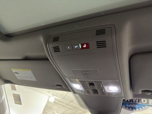 Certified 2023 Volkswagen Tiguan SE FWD image 34