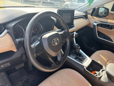 Used 2019 Toyota RAV4 LE FWD image 4