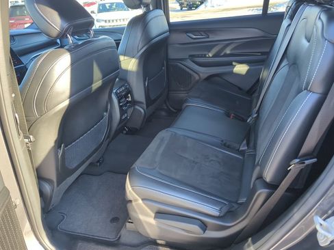 Used 2024 Jeep Grand Cherokee L Laredo image 34