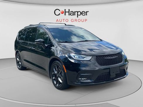 Used 2025 Chrysler Pacifica Limited FWD image 1