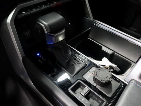 Used 2024 Toyota Tundra Platinum AWD/4WD image 35