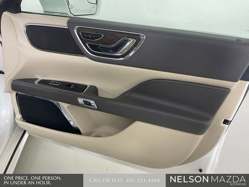 Used 2017 Lincoln Continental Select w/ Technology Package FWD image 21