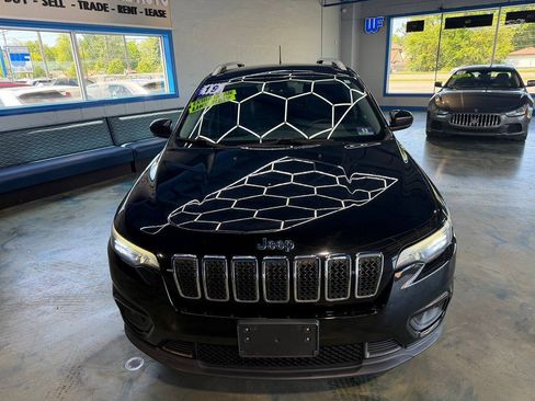 Used 2019 Jeep Cherokee Latitude Plus w/ Cold Weather Group AWD/4WD image 4