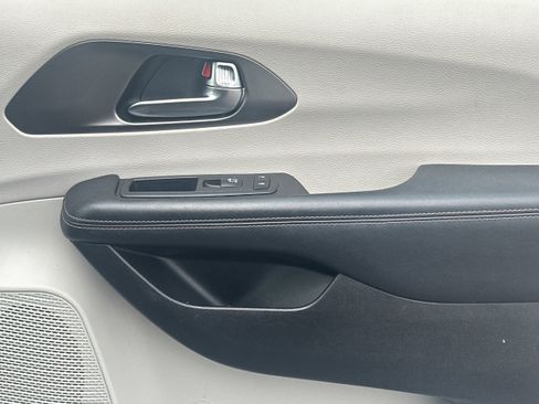Used 2020 Chrysler Pacifica Touring-L FWD image 14