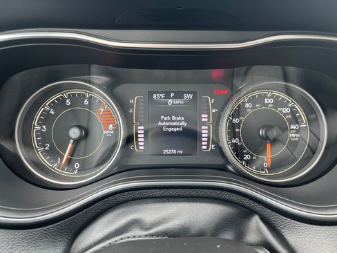 Used 2022 Jeep Cherokee Latitude AWD/4WD image 10