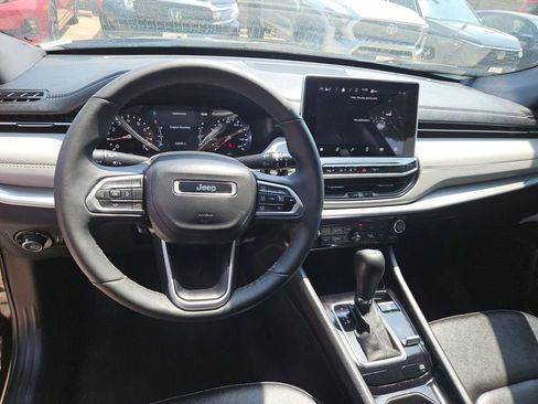 Used 2025 Jeep Compass Limited AWD/4WD image 17
