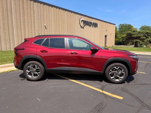Used 2025 Chevrolet Trax LT w/ Driver Confidence Package FWD image 11
