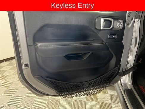 Used 2018 Jeep Wrangler Unlimited Sahara image 11